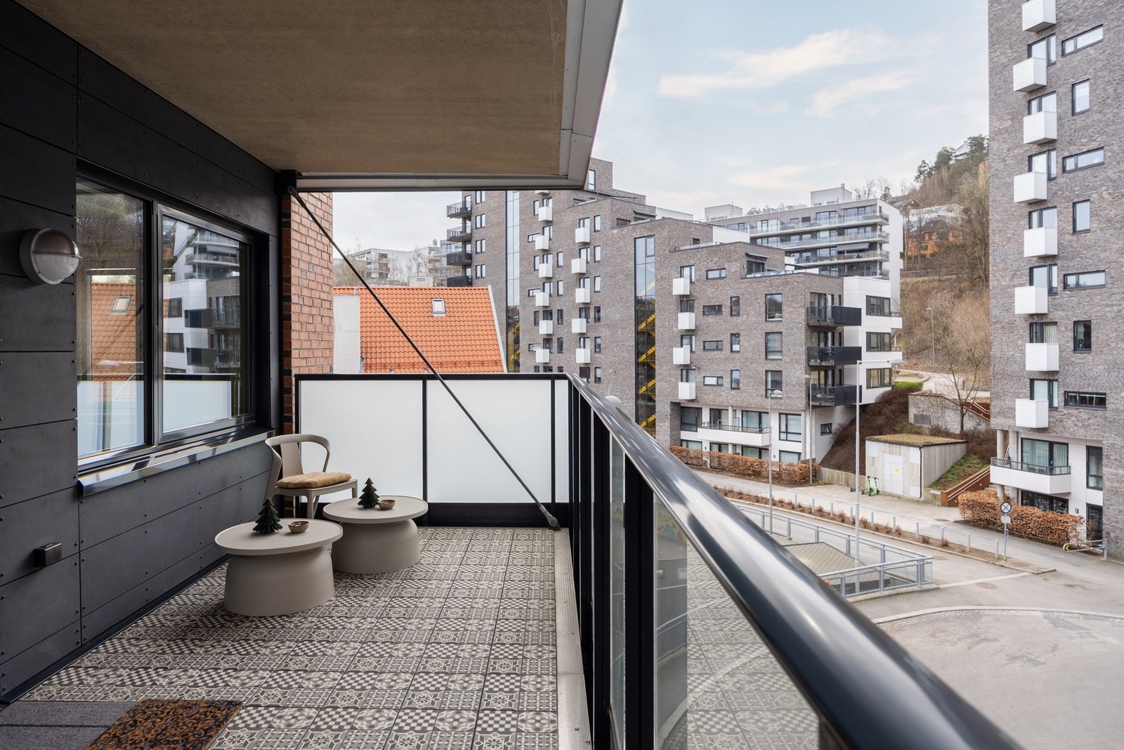 tgang fra stue til syd-vendt balkong på 14 kvm. Galleribilde