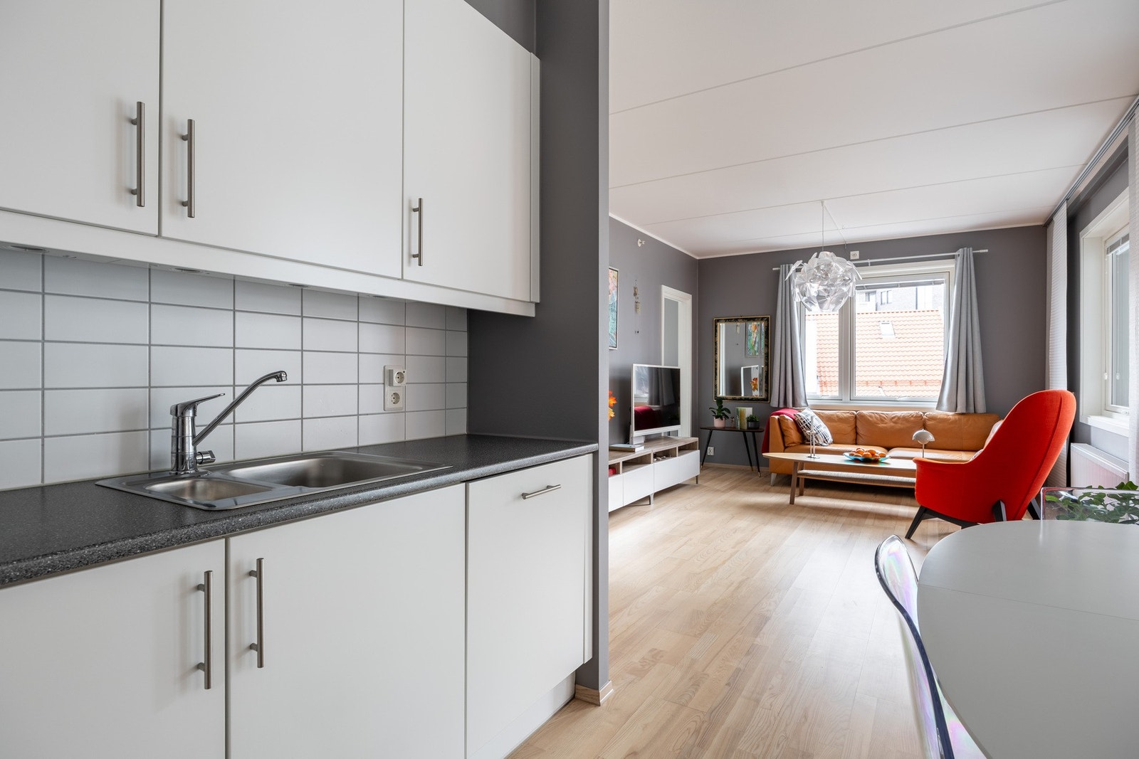 Moderne kjøkkeninnredning fra byggeåret 2015 med glatte fronter. Galleribilde