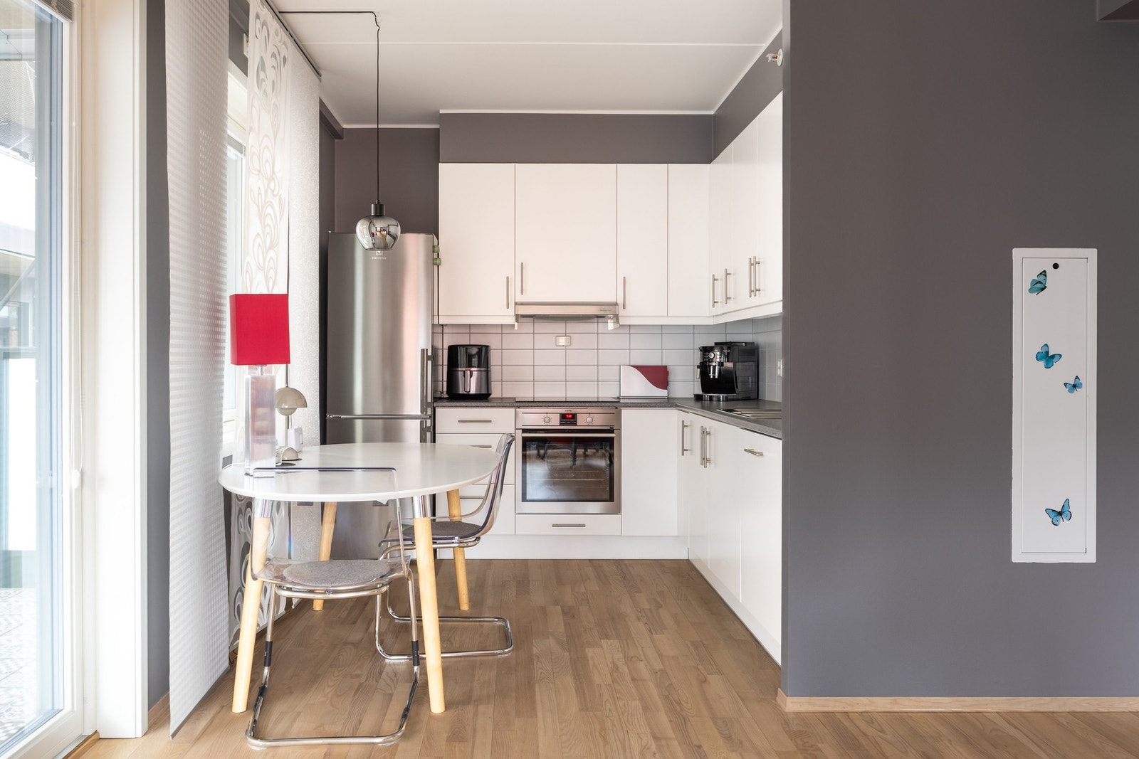 Leiligheten har en praktisk planløsning med åpen kjøkkenløsning vendt mot stue. Galleribilde