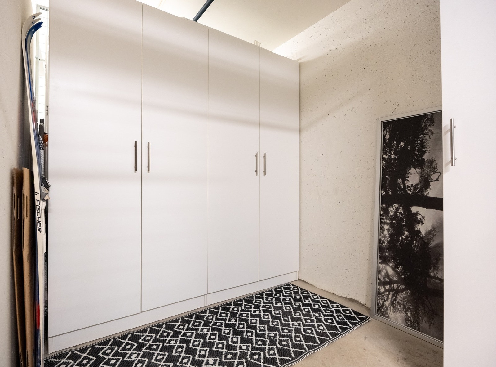 Leiligheten har bruksrett til bod nr. 129 på 5 kvm. Boden er på samme nivå som garasjeplassen. Galleribilde