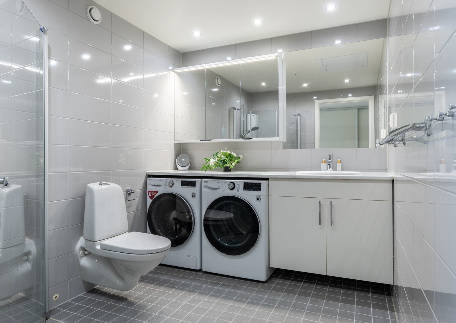 Pent baderom fra 2018 med flislagt gulv med gulvvarme og flislagte vegger. Galleribilde