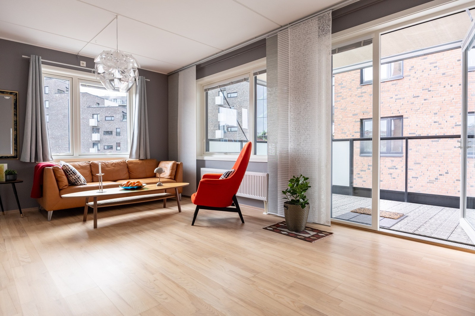 Leiligheten har store vindusflater som slipper inn mye naturlig lys. Galleribilde