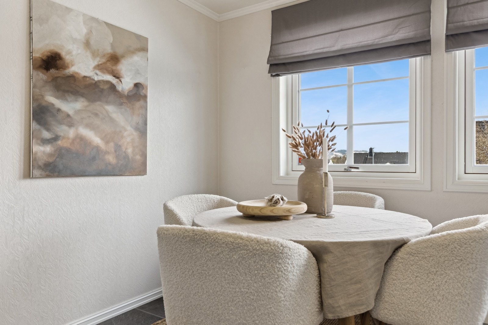 God plass til å etablere spisegruppe inne på kjøkkenet - her kan man nyte en god frokost i trivelig selskap. Galleribilde