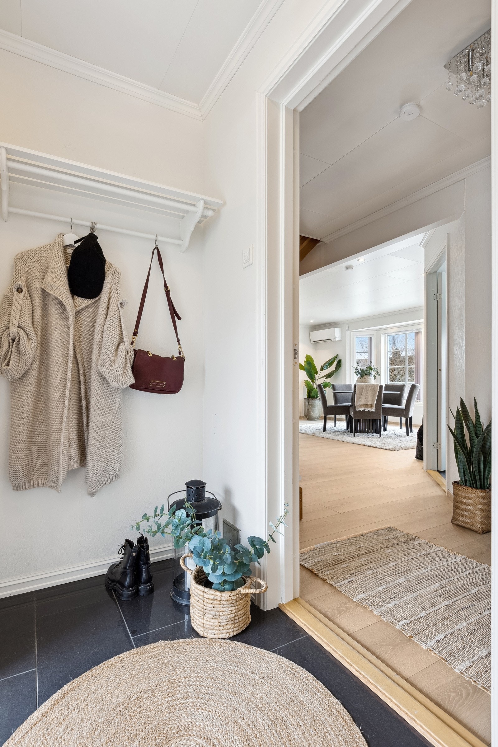 Du velkomnes inn i en flott entrè med plass til å henge fra seg yttertøy. Galleribilde