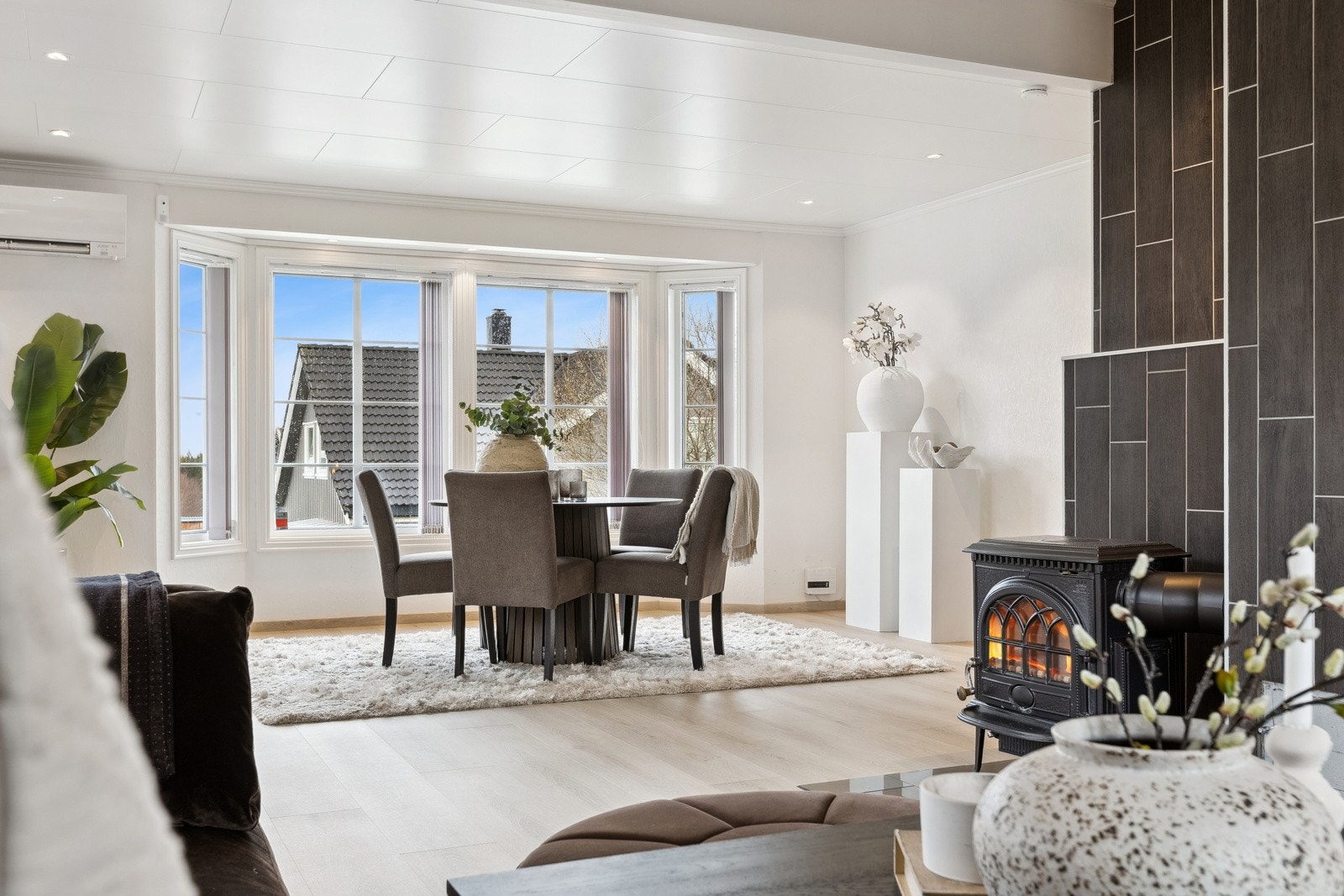 Eneboligen tilbyr en sjelden mulighet til å sikre seg en romslig bolig med flott hage, i et av Gimses mest ettertraktede områder. Galleribilde