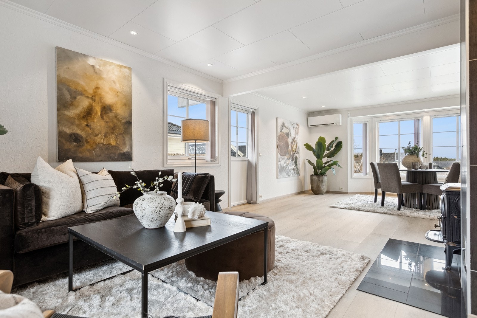 Lys og romslig stue med god plass til å møblere i ulike soner. Galleribilde