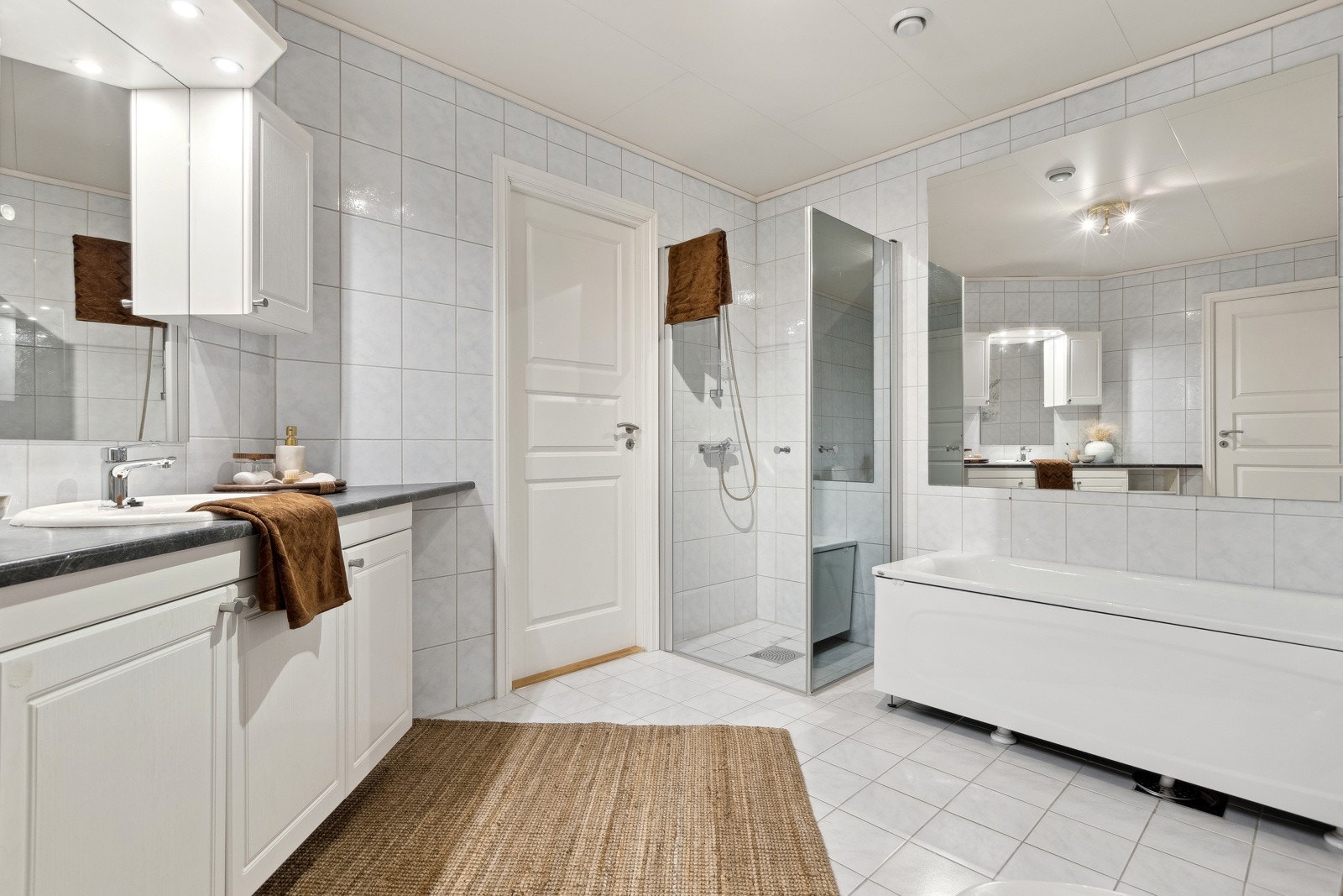 Badet ligger praktisk til i 1. etasje. Galleribilde