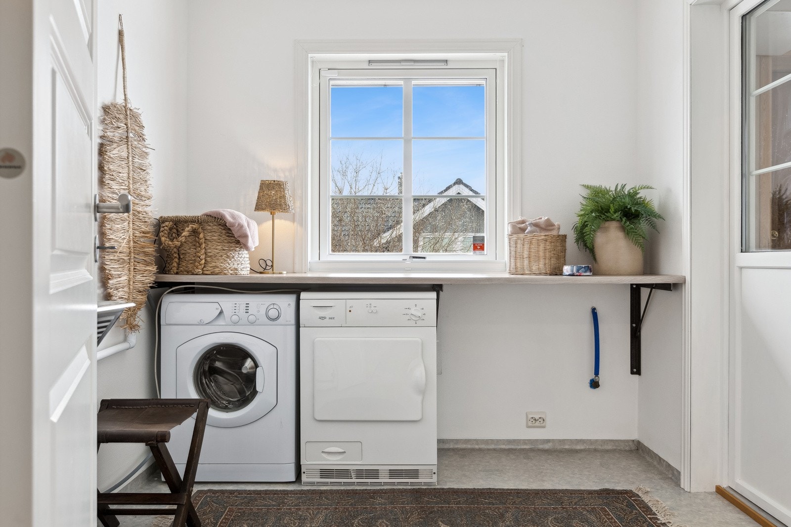 Vaskerommet har alt en småbarns familie måtte ønske seg. I tillegg er det utgang til en praktsik bod som igjen fører ut til garasjen. Galleribilde