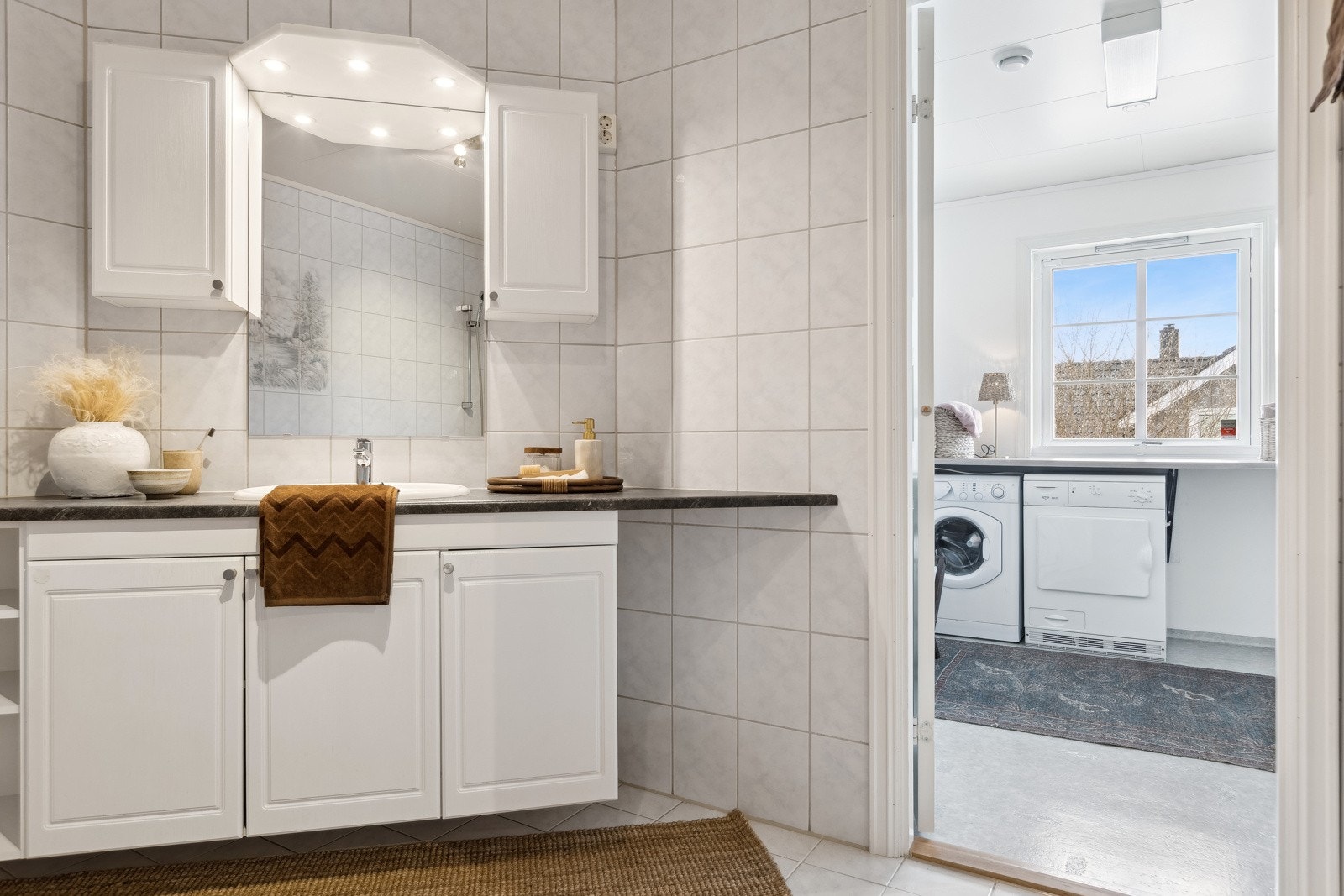 Fra badet er det tilgang til et praktisk separat vaskerom. Galleribilde