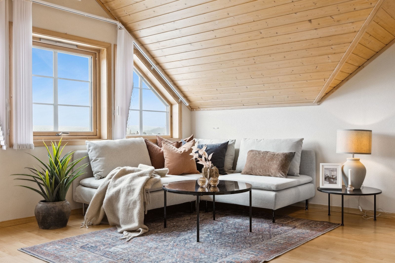 Videre opp i 2.etasje har du soverommene, loftsstue, masse bodplass og eget toalett. Galleribilde