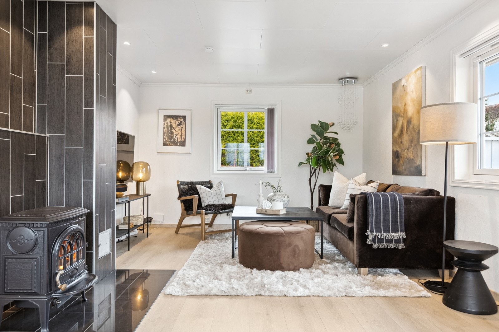 Stuen byr på peisovn som varmer godt og skaper en lun atmosfære på kalde vinterdager. i tillegg har boligen varmepumpe. Galleribilde