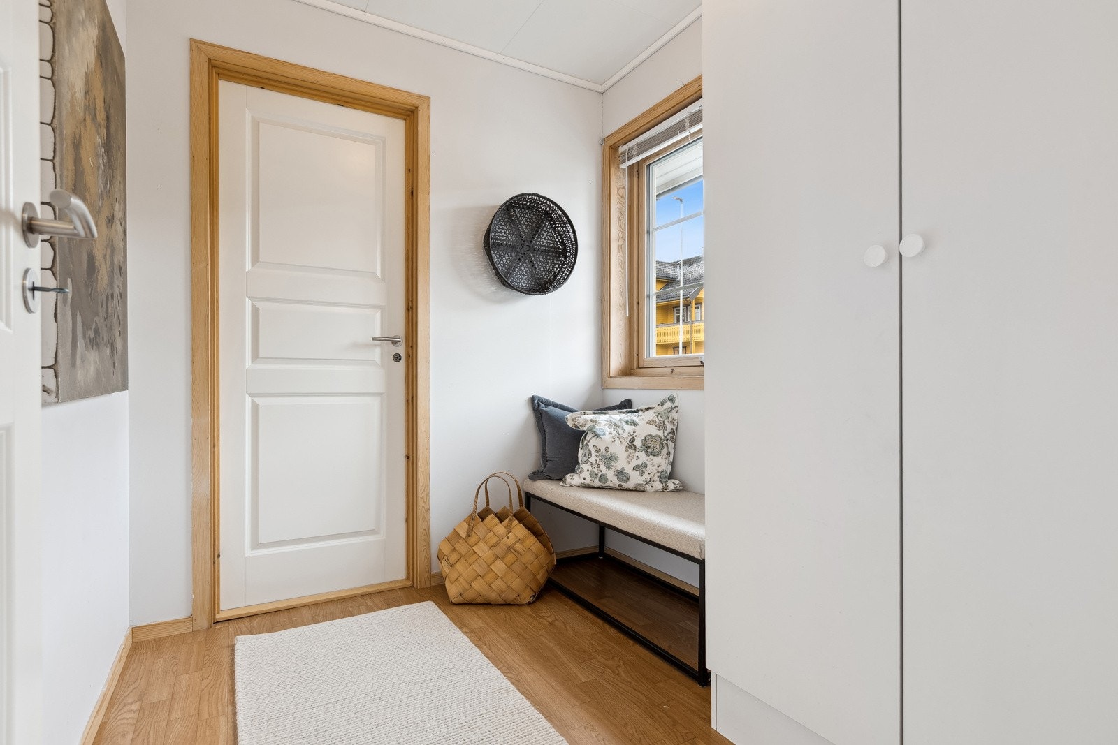 Fra gangen er det også tilgang til en praktisk bod med mange oppbevaringsmuligheter. Galleribilde