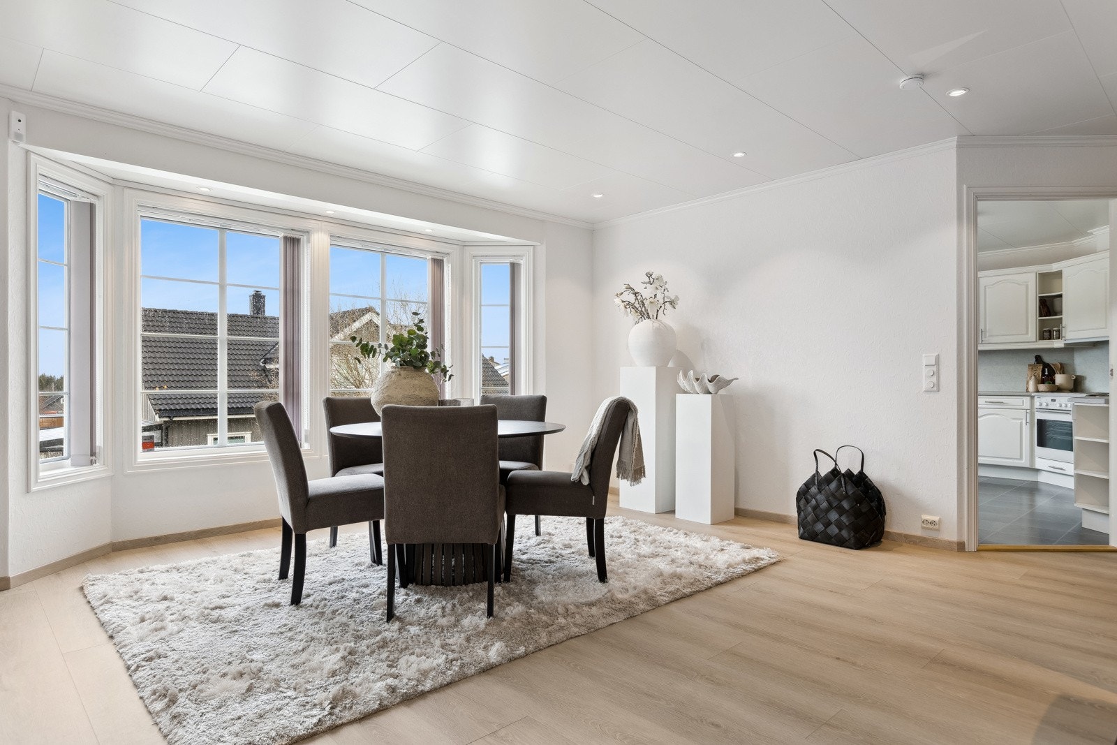 Stuen har en sosial planløsning som skaper naturlig plass til en større spisegruppe. Galleribilde