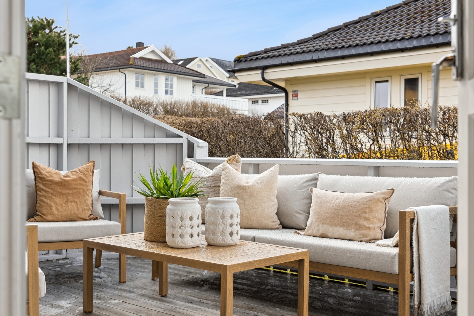 Terassen måler 24 kvm., og fra den kan du gå ned til en flott plen. Her kan man nyte solen store deler av dagen. Galleribilde