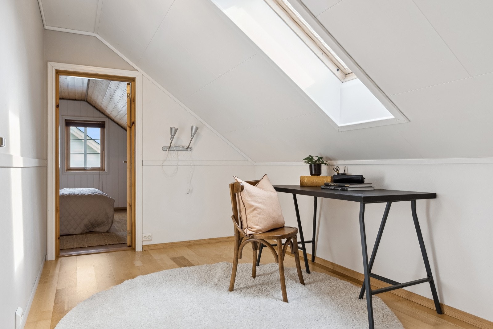 Soverom innredet som kontor. Galleribilde