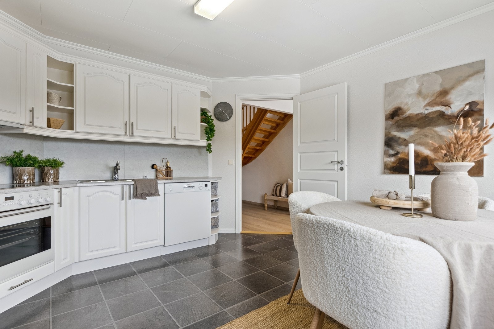 Romslig kjøkken med innredning med profilerte fronter. Galleribilde