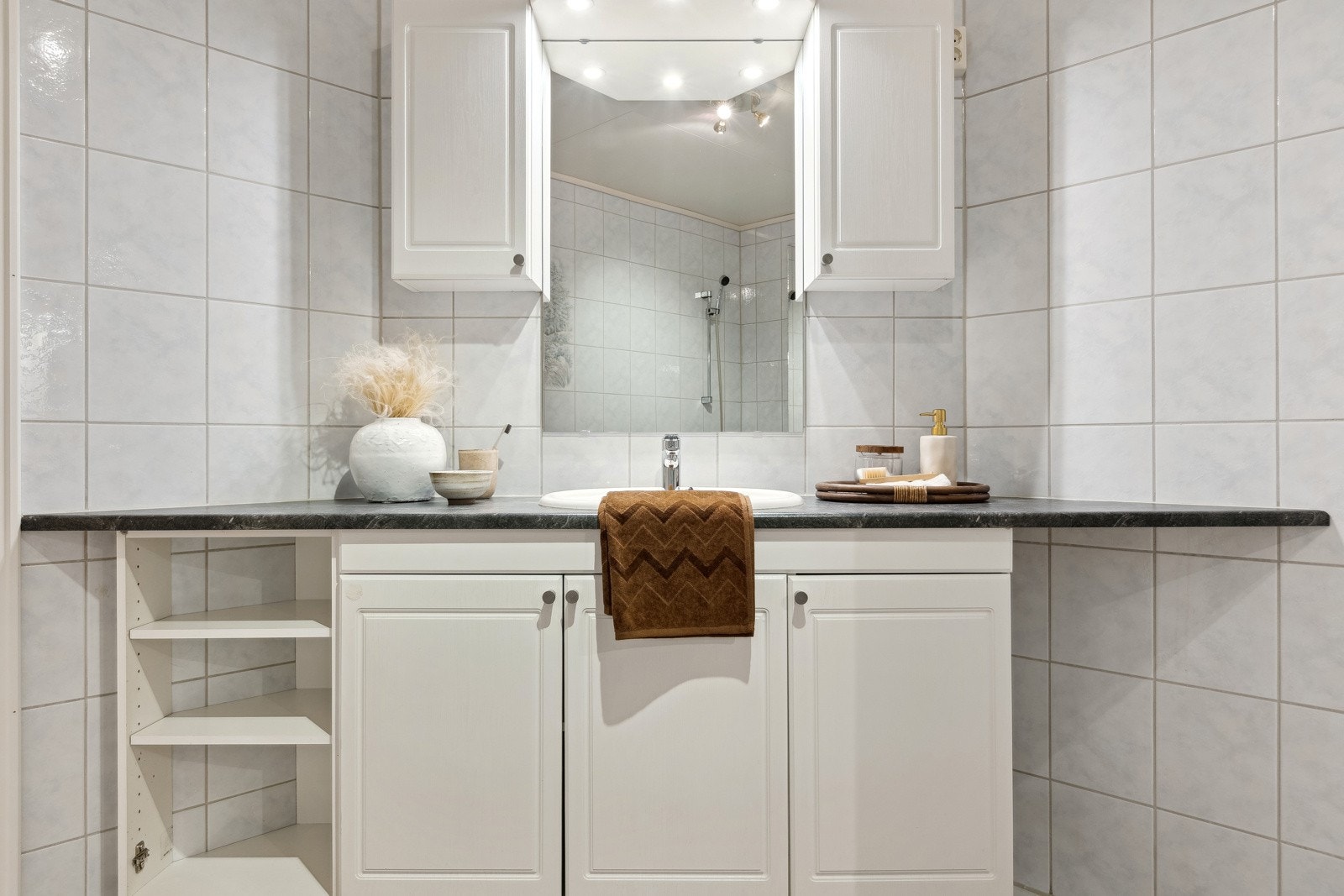 Badet er utstyrt med både dusjhjørne og badekar - noe for en hver smak. Galleribilde