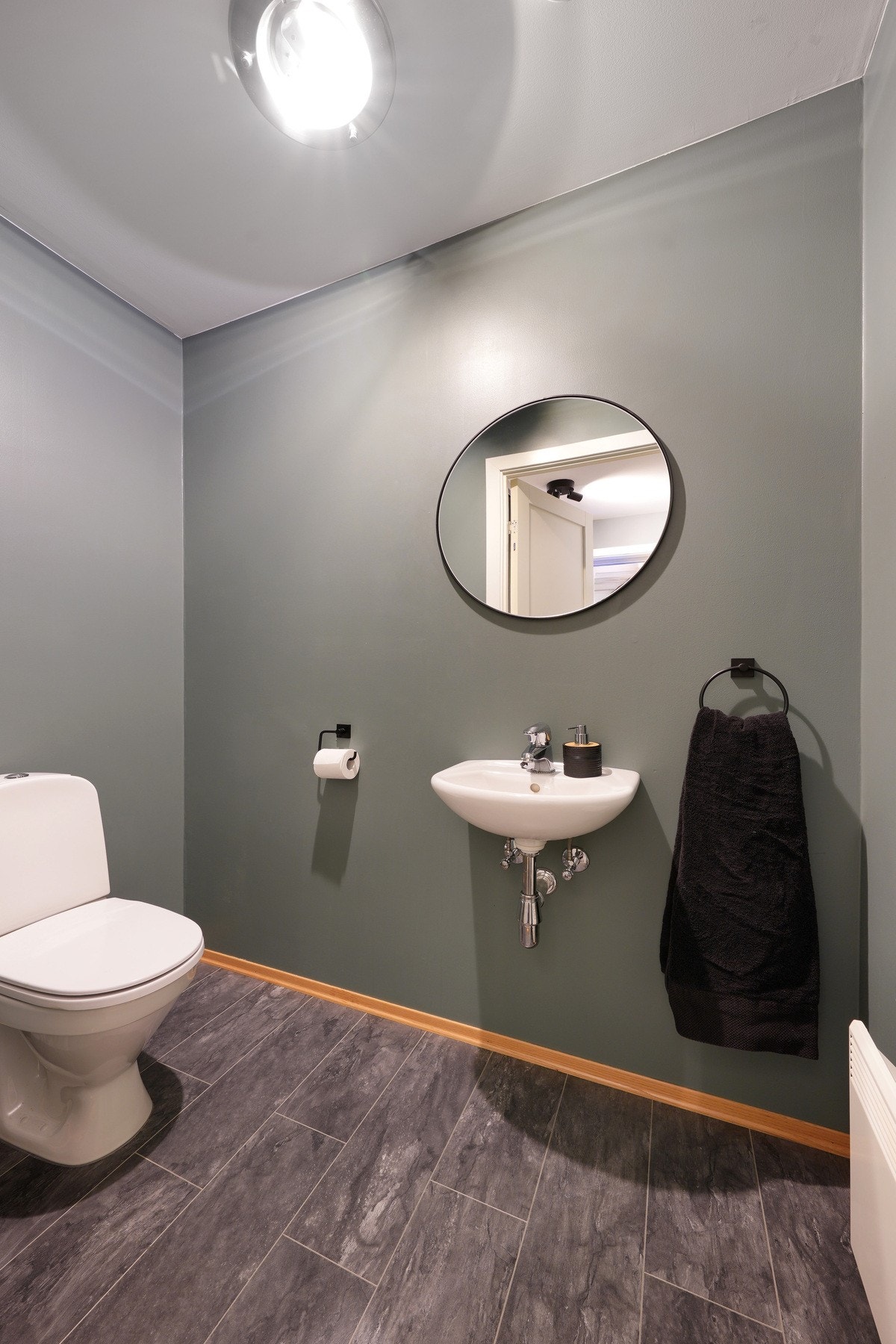 Praktisk toalettrom i. 1etg. Galleribilde