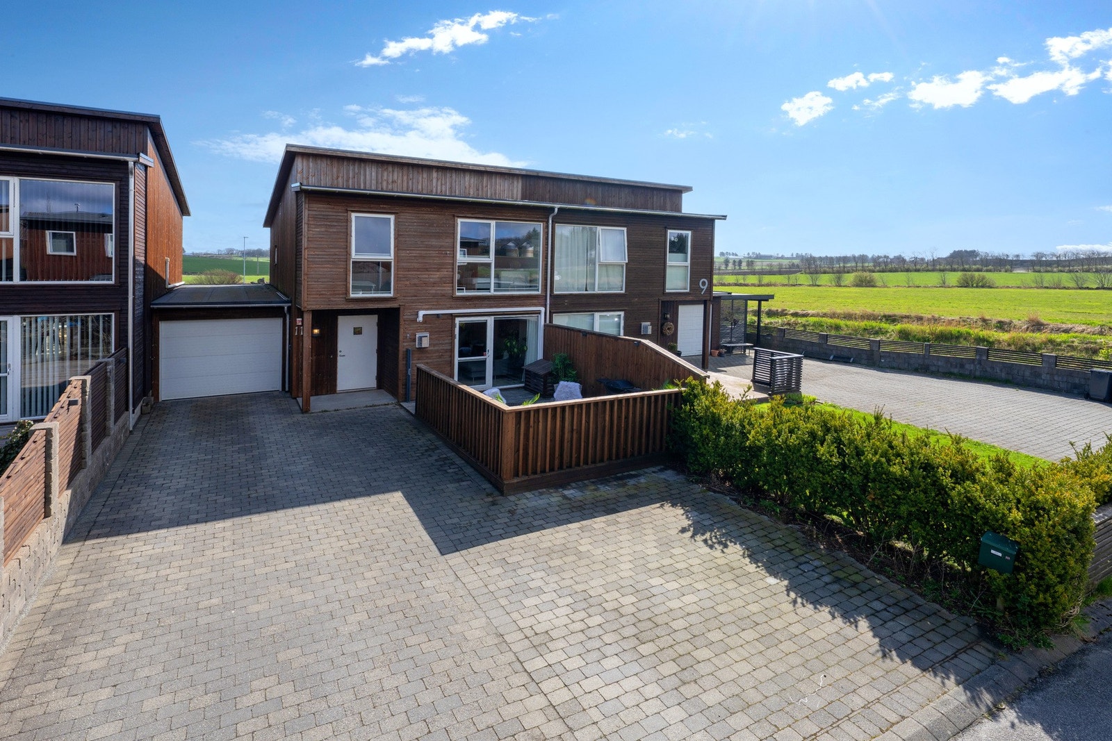 Gårdsrom med god plass til parkering. Galleribilde