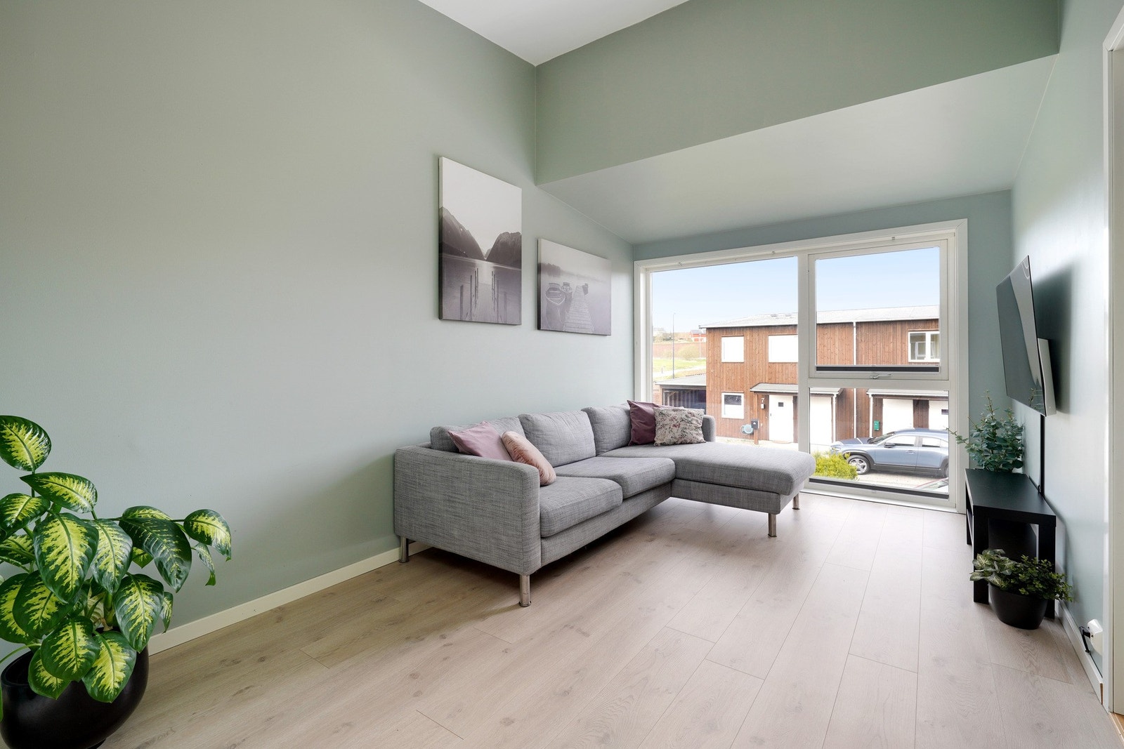 Loftstue med god takhøyde og store vindusflater. Galleribilde