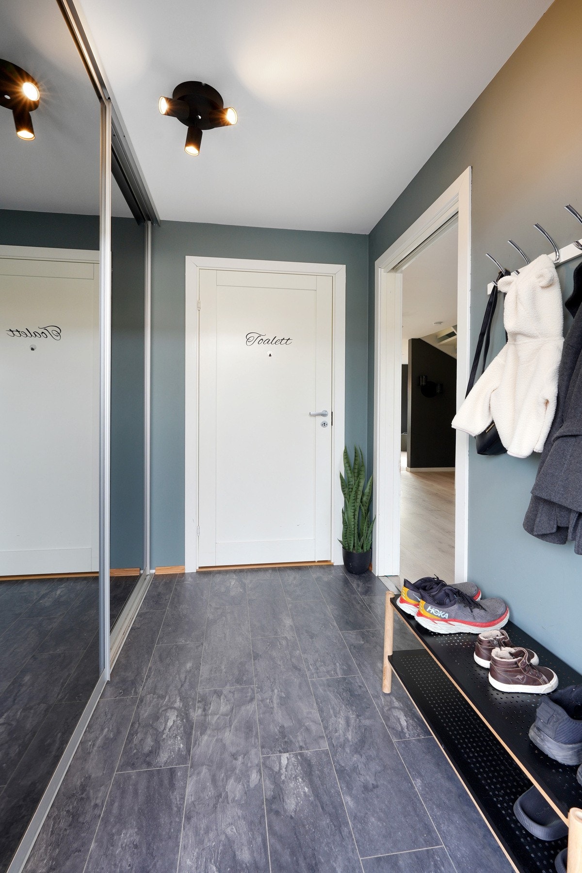 Velkommen inn, her er det godt å komme hjem og hyggelig å ønsker gjester velkommen. Galleribilde