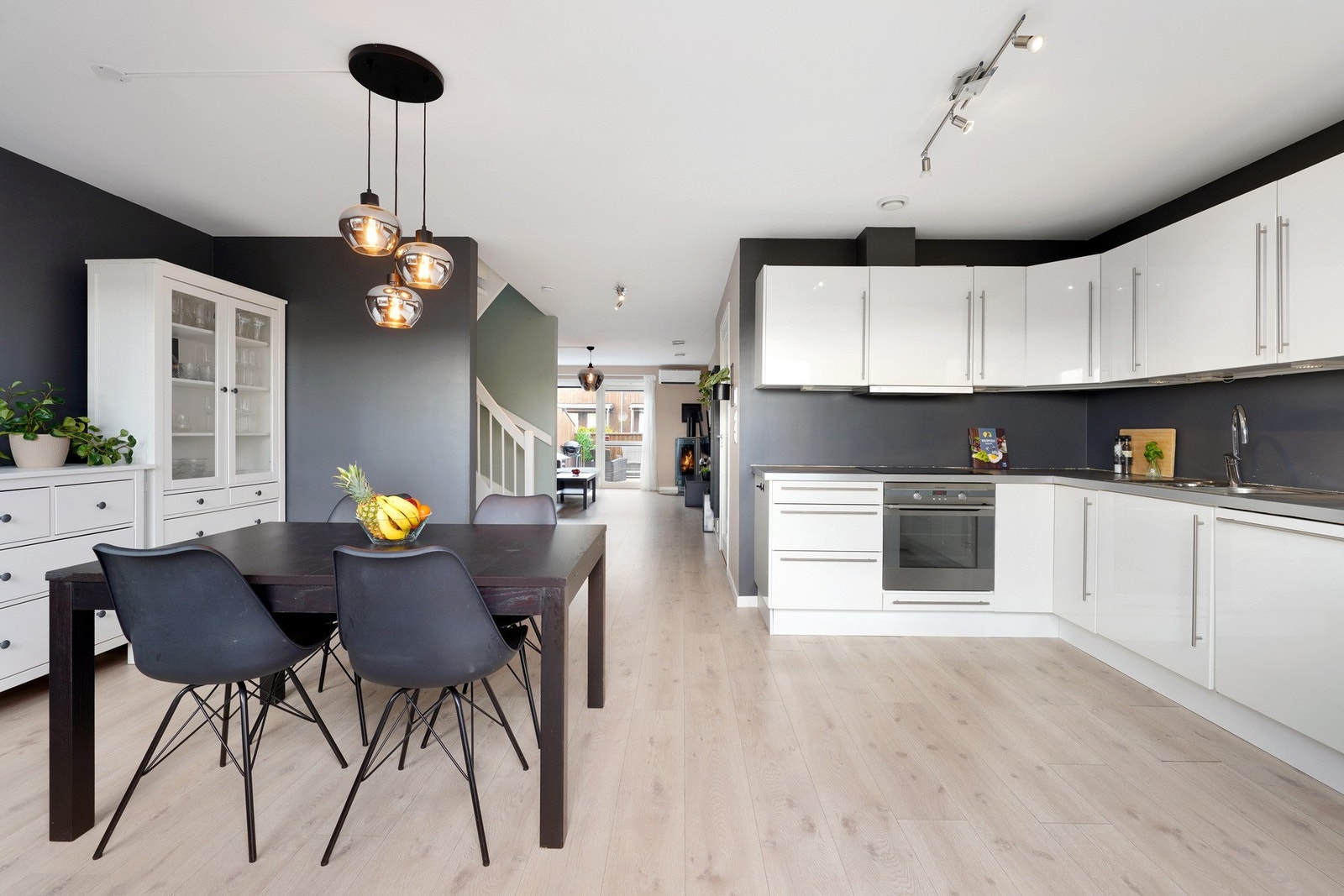 Lekkert nøytralt kjøkken byr på rikelig med skap- og benkeplass. Galleribilde