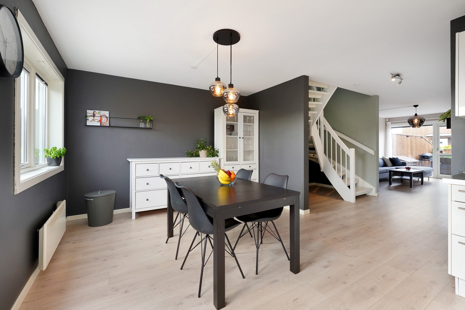 Stue/kjøkken i åpen løsning med store vindusflater som slipper inn rikelig med naturlig lys. Galleribilde