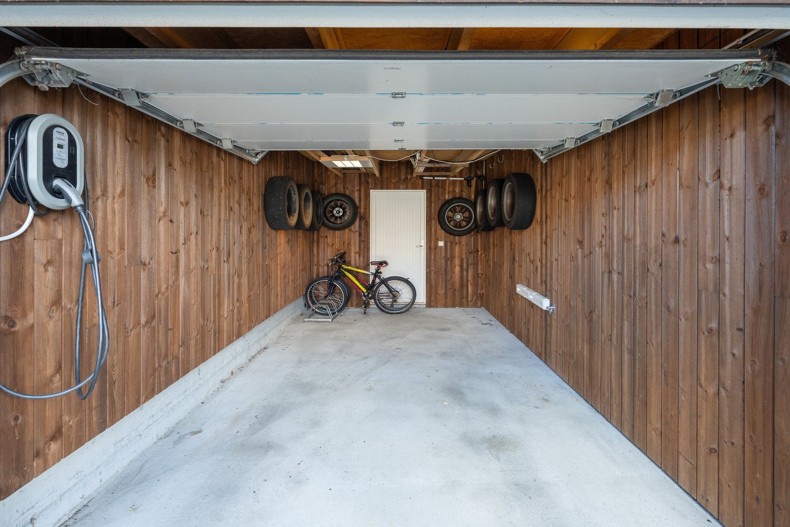 Garasje med el-bil lader. Galleribilde