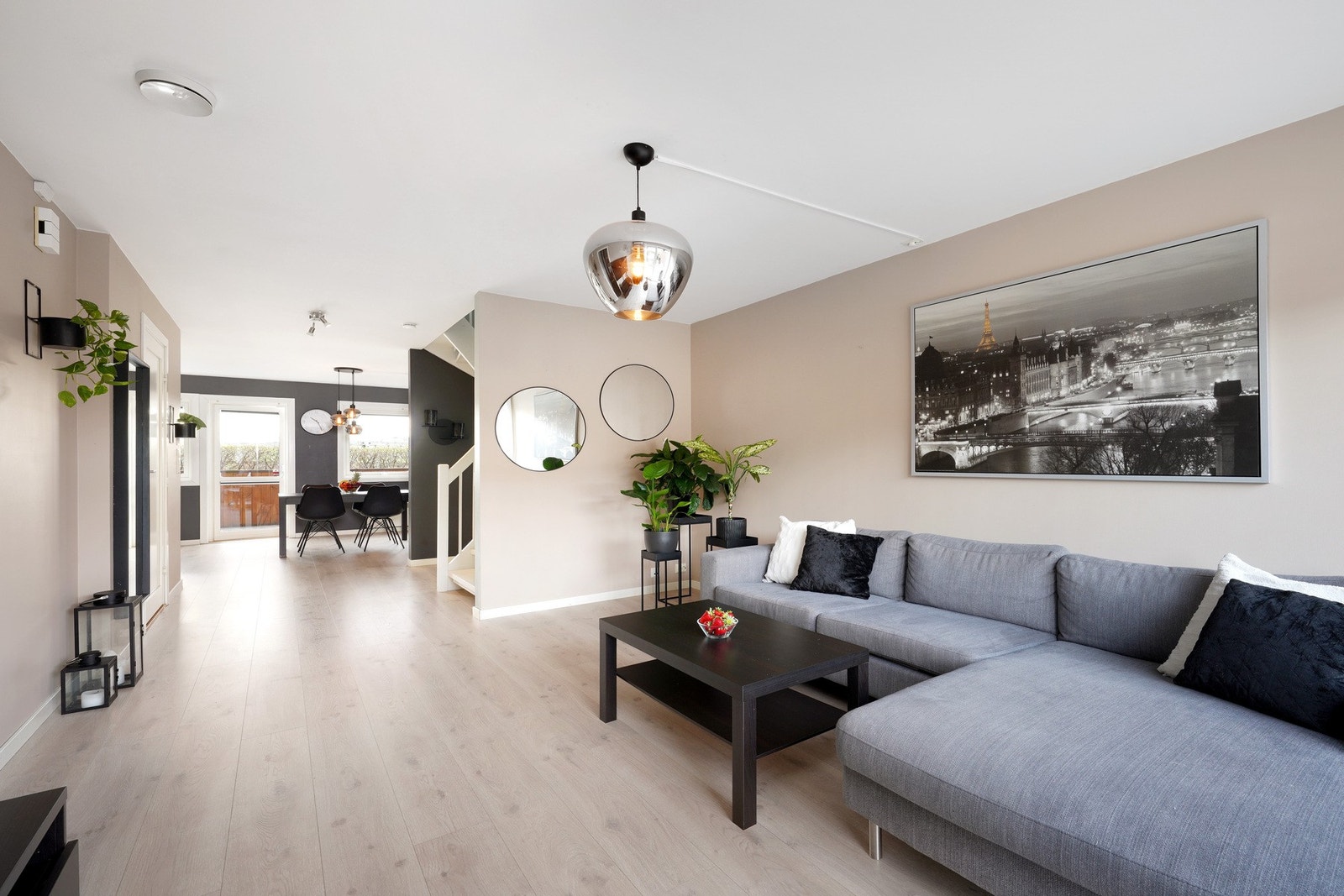 Stue/kjøkken i åpen løsning. Galleribilde