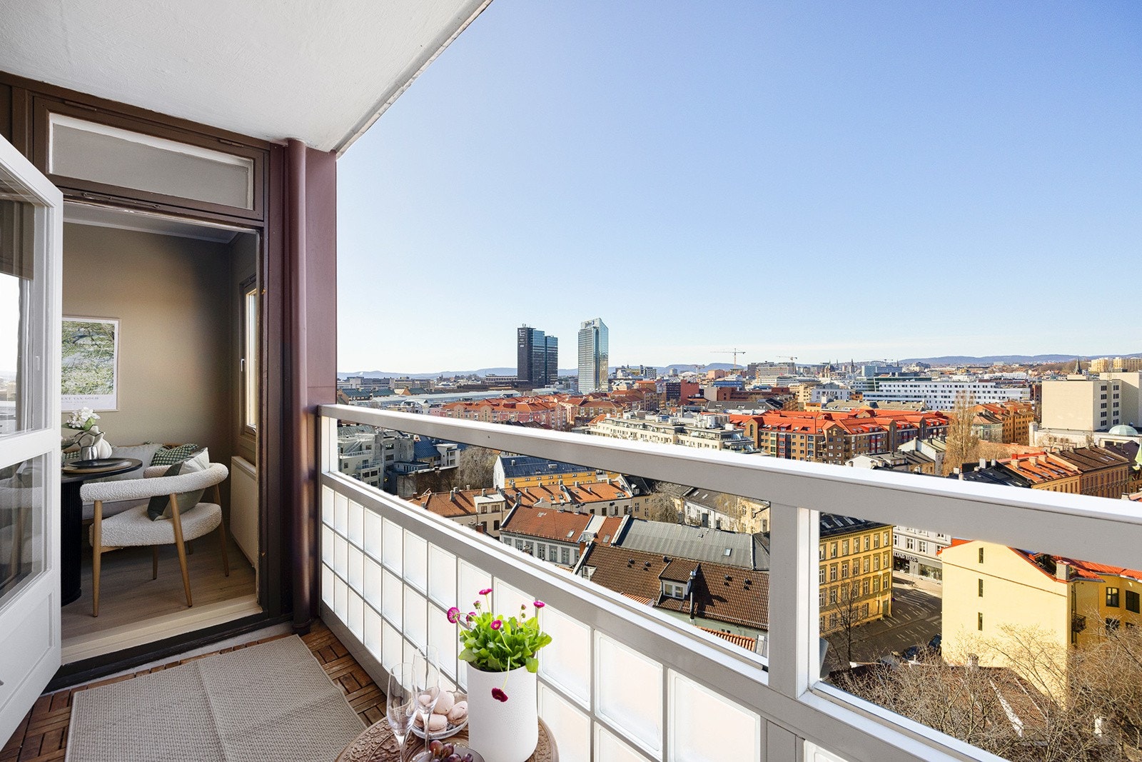 Balkong med flott utsikt. Velkommen på visning i Enerhauggata 3! Galleribilde