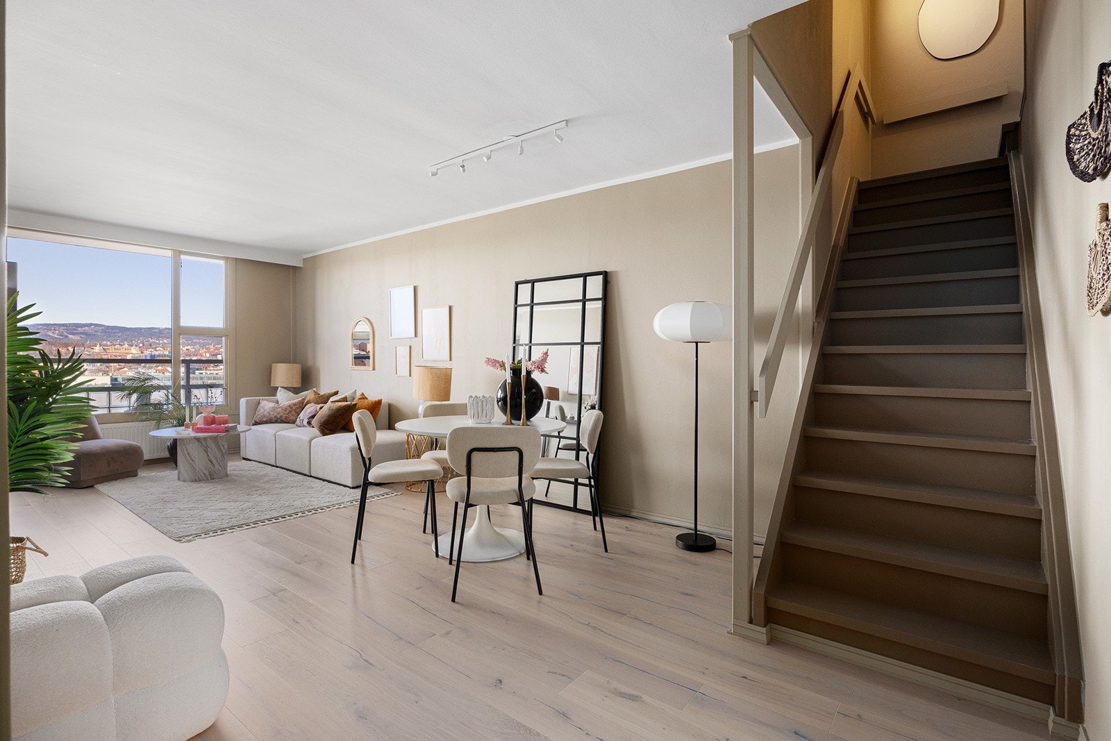 Trapp fra entré i 9. etg.nedtil leilighetens hoveddel som ligger i 8. etg. Galleribilde