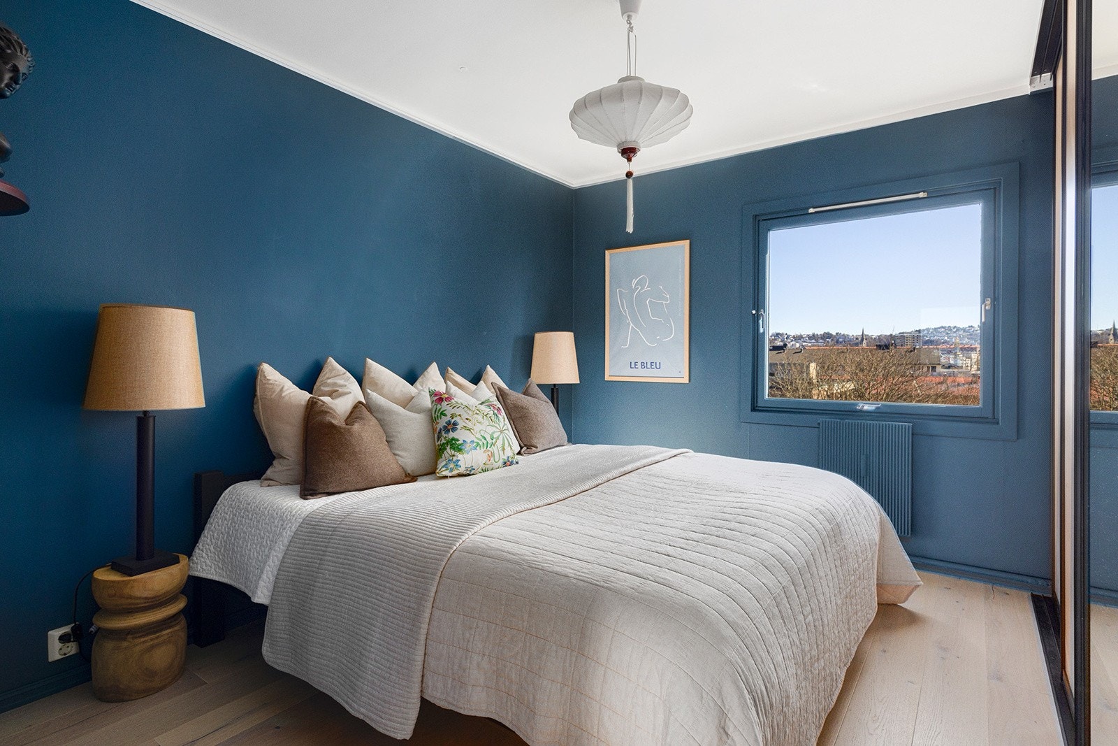 Soverom 1: Stort lyst rom med god plass til dobbeltseng mm Galleribilde