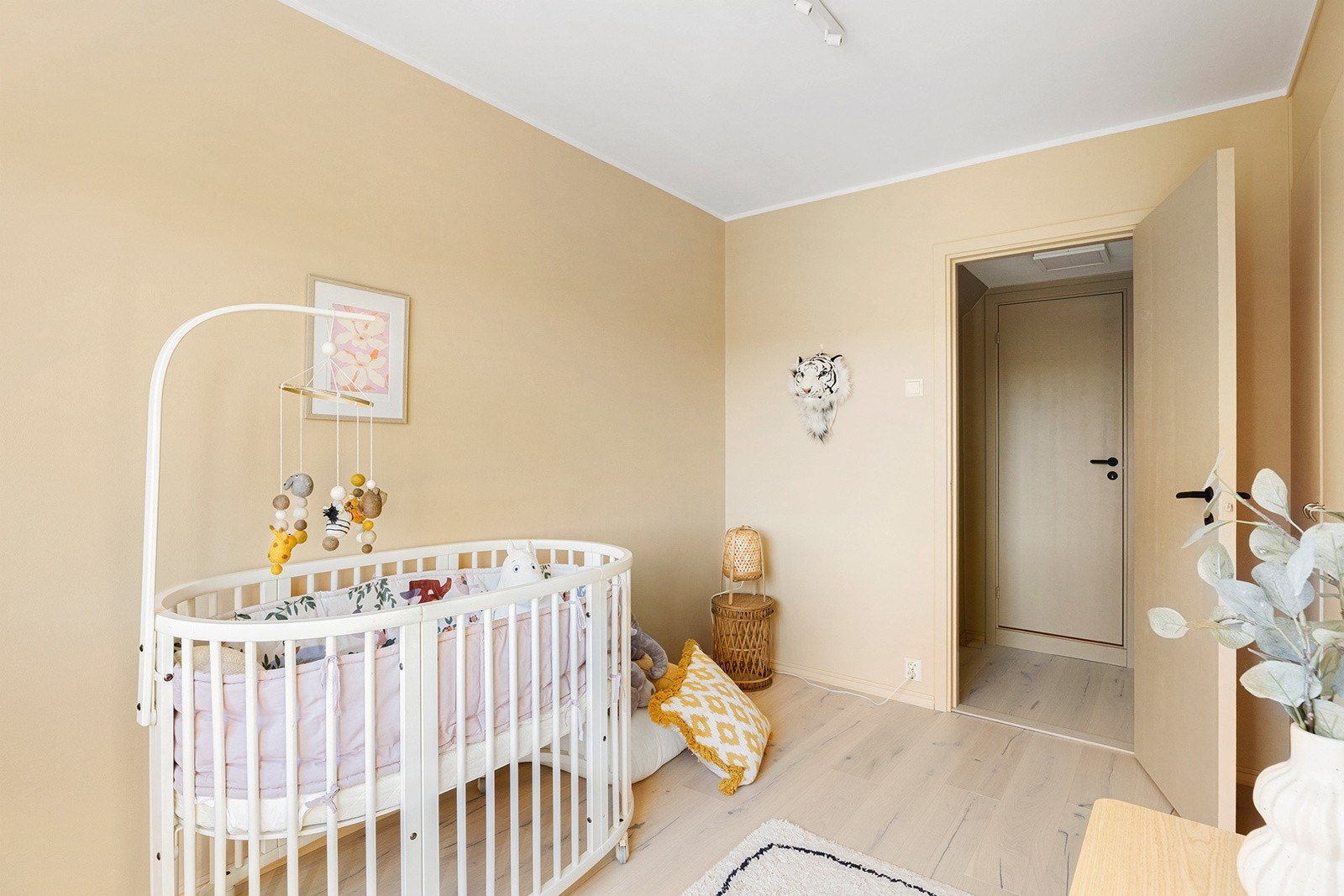 Soverom 2 med plassbygd garderobeskap Galleribilde