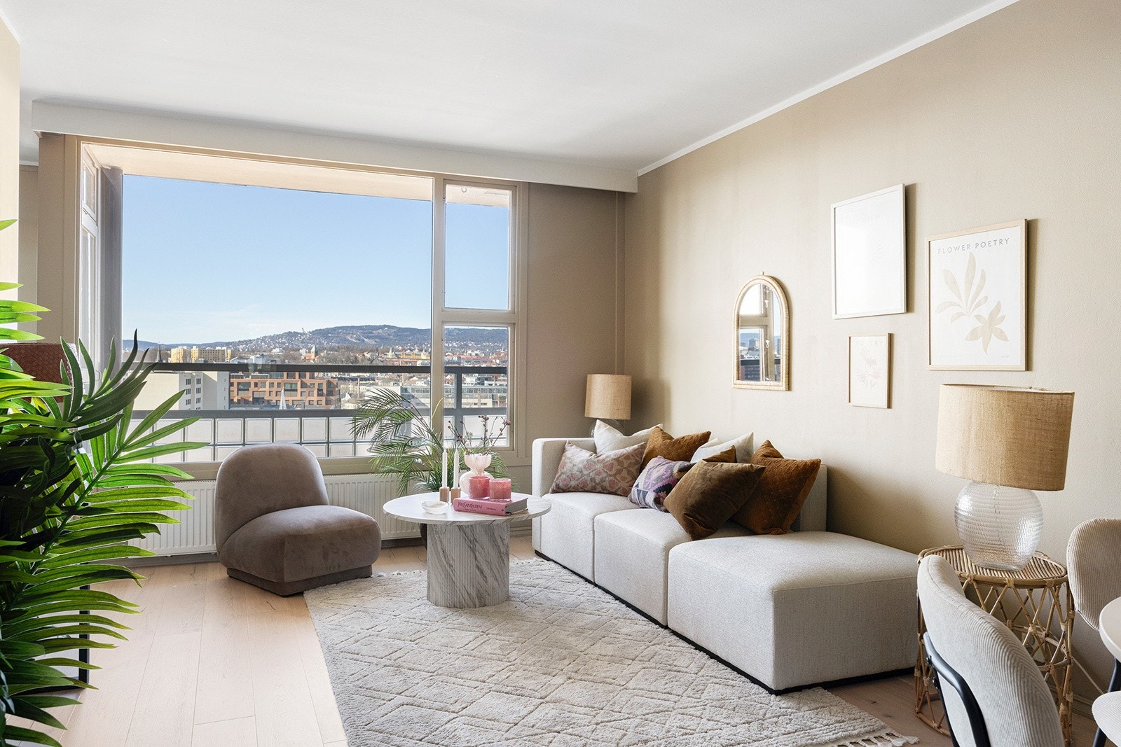 Stue med god plass til sofagruppe Galleribilde