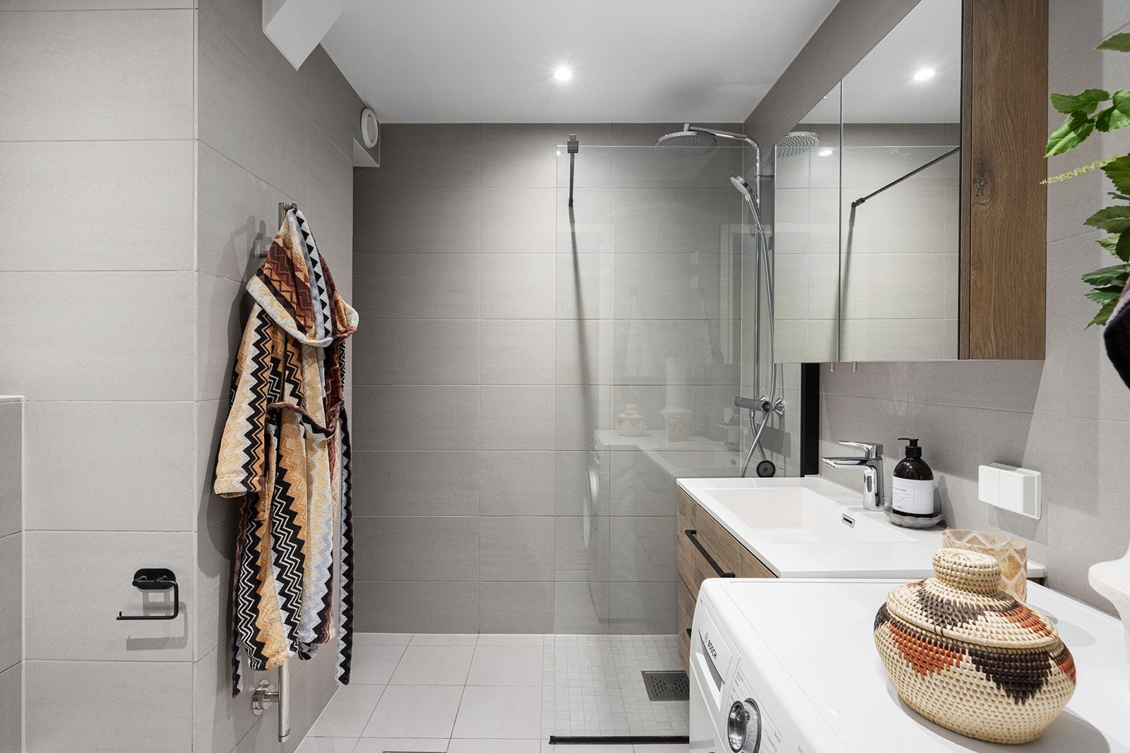 Lekkert stort bad med varmekabler og downlights. Galleribilde