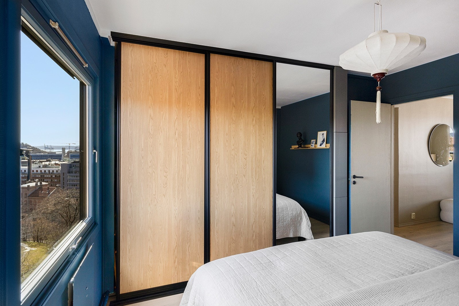 Soverom 1 med skyvedørsgarderobe med meget god lagringsplass Galleribilde