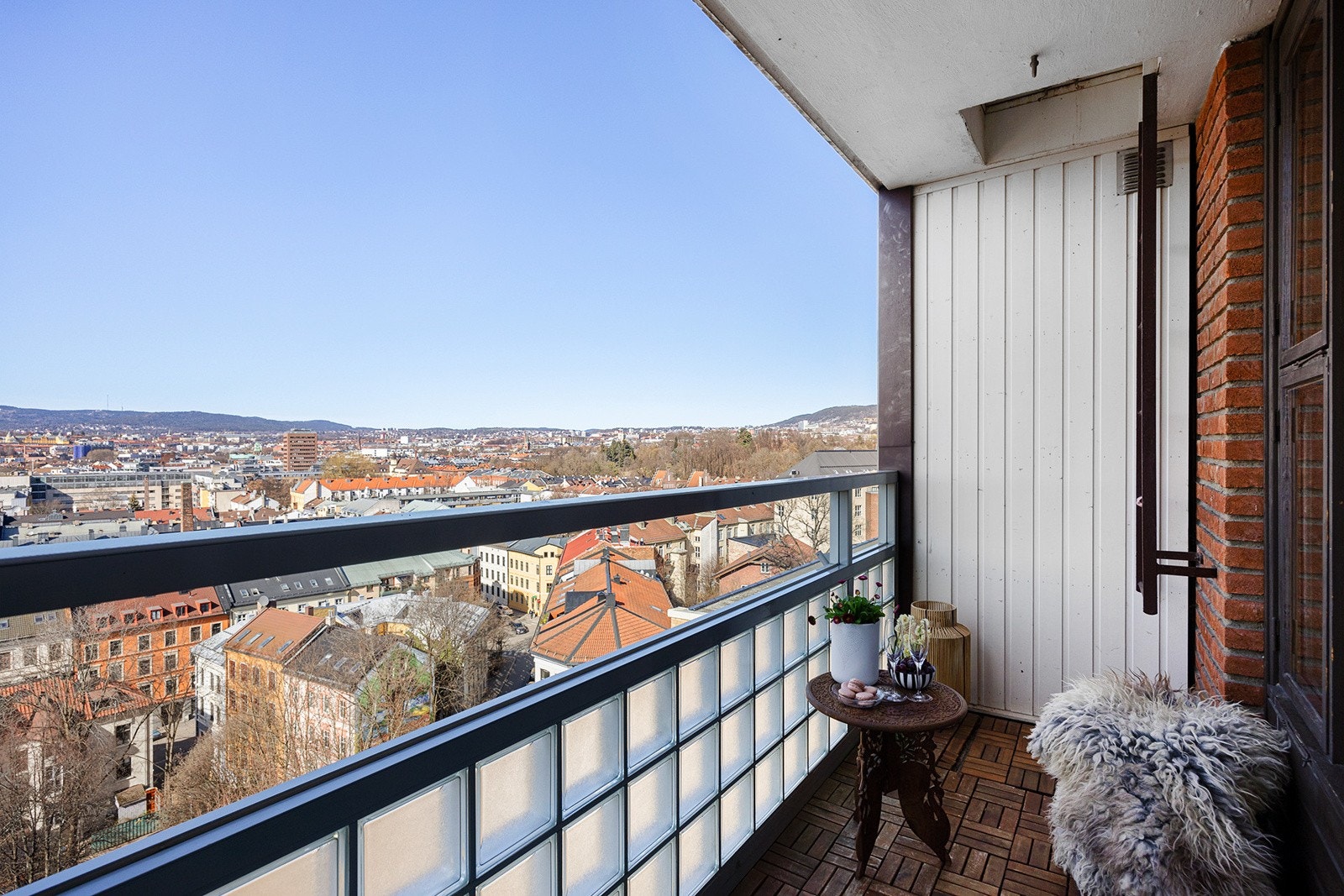 Balkongen har brystning i glass/glassbyggerstein for godt med lys og sikt Galleribilde