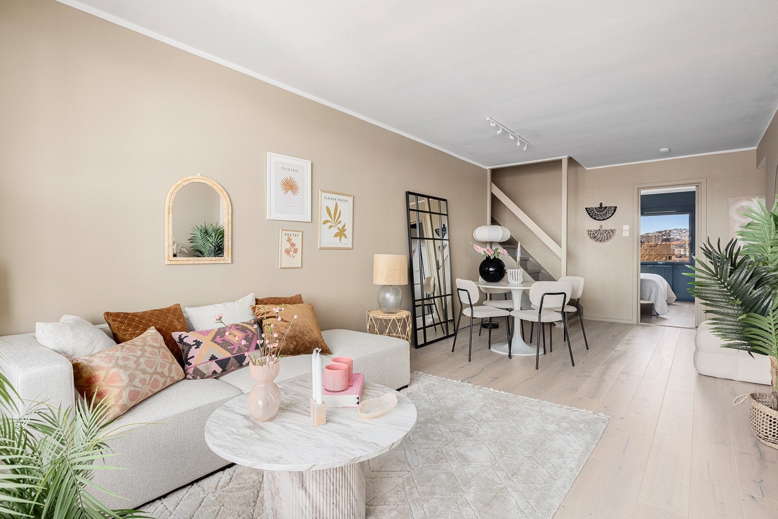 Leiligheten er gjennomgående med mye lys utenfra Galleribilde