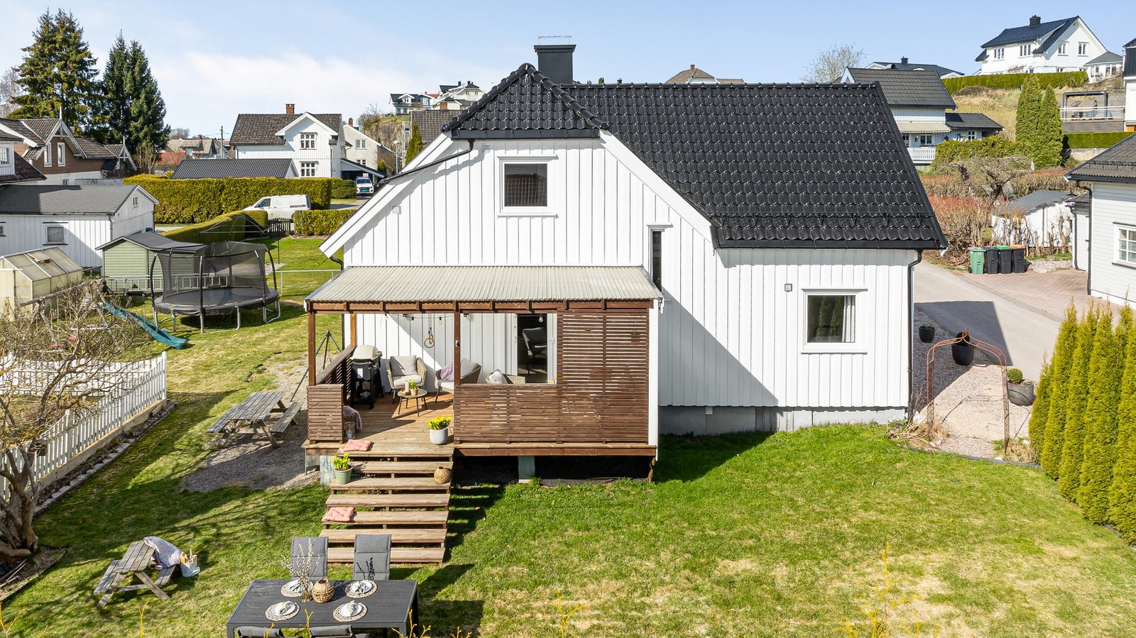 Flott uteplass med overbygg, og gode solforhold hele dagen Galleribilde