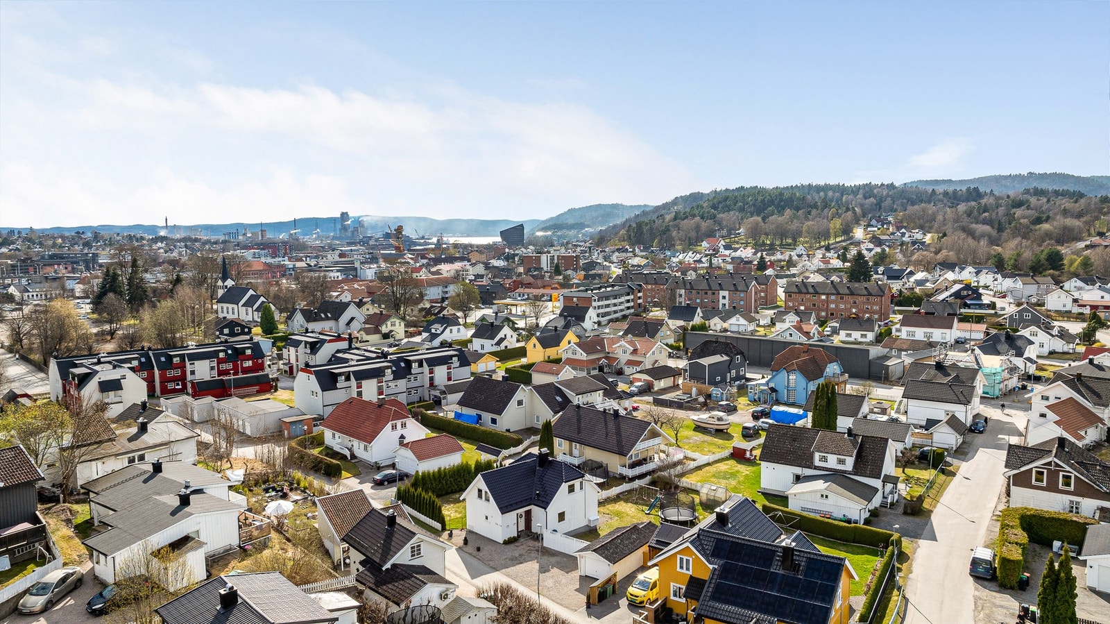 En kort spasertur unna ligger Porsgrunn sentrum med kjøpesenteret Down Town og et stort utvalg av restauranter, cafeer og butikker. Galleribilde