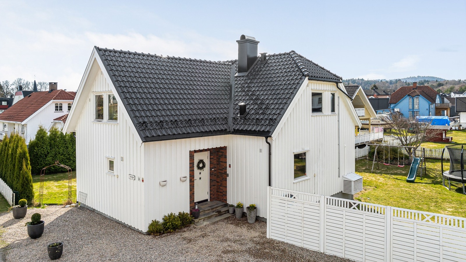Boligen er over 2 plan + kjeller, og har en god planløsning med opp til 5 soverom Galleribilde
