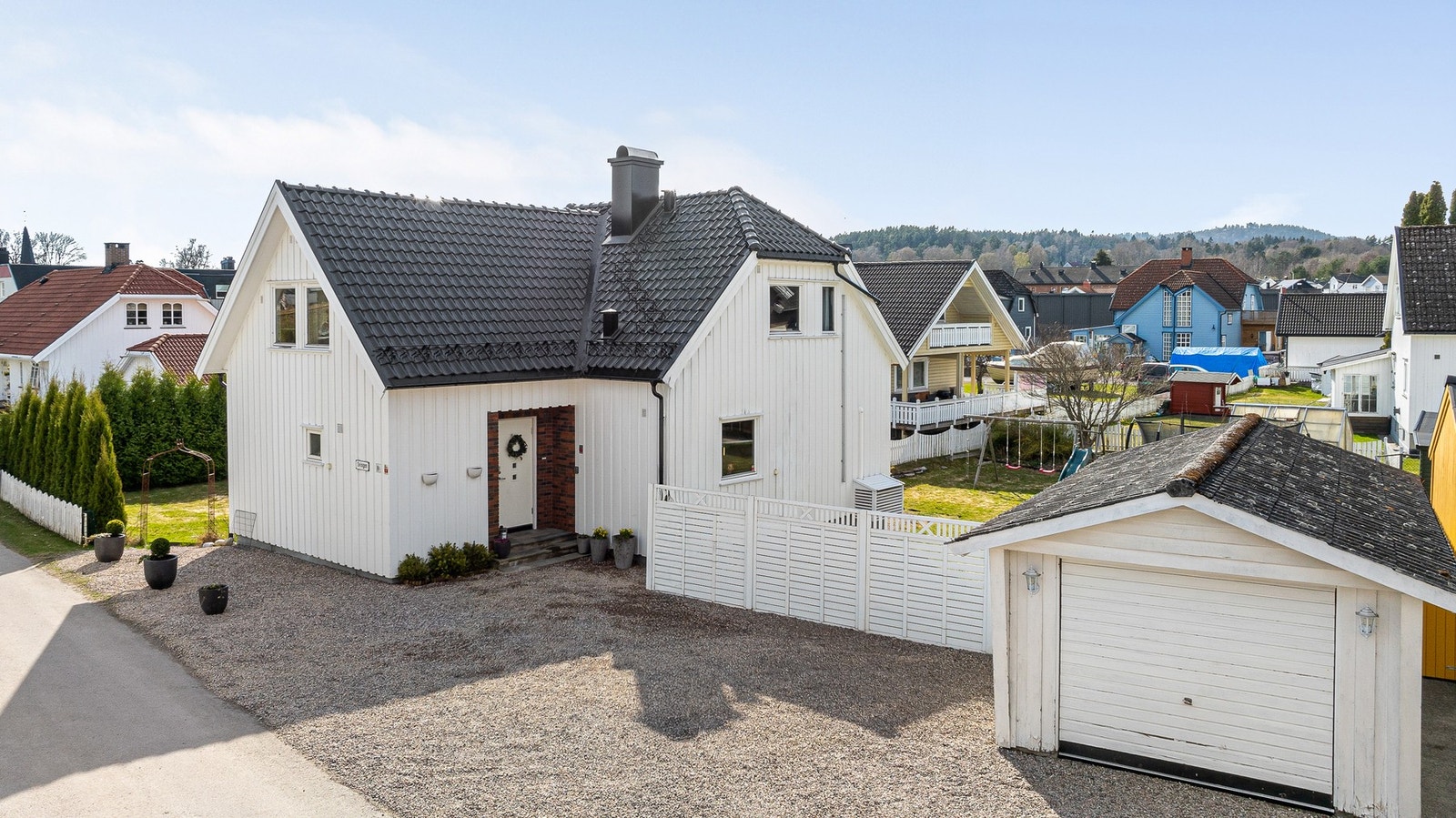 På eiendommen er det også en enkel garasje med påbygd bodrom Galleribilde