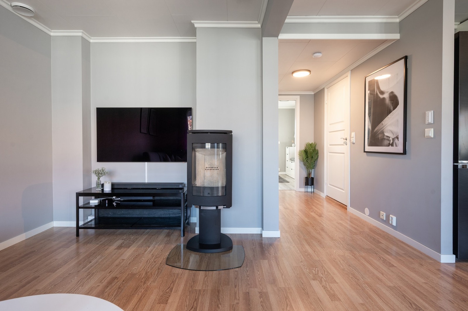 Det er installert har balansert ventilasjon og luft-til-luft varmepumpe fra ca. 2022 og peis. Galleribilde