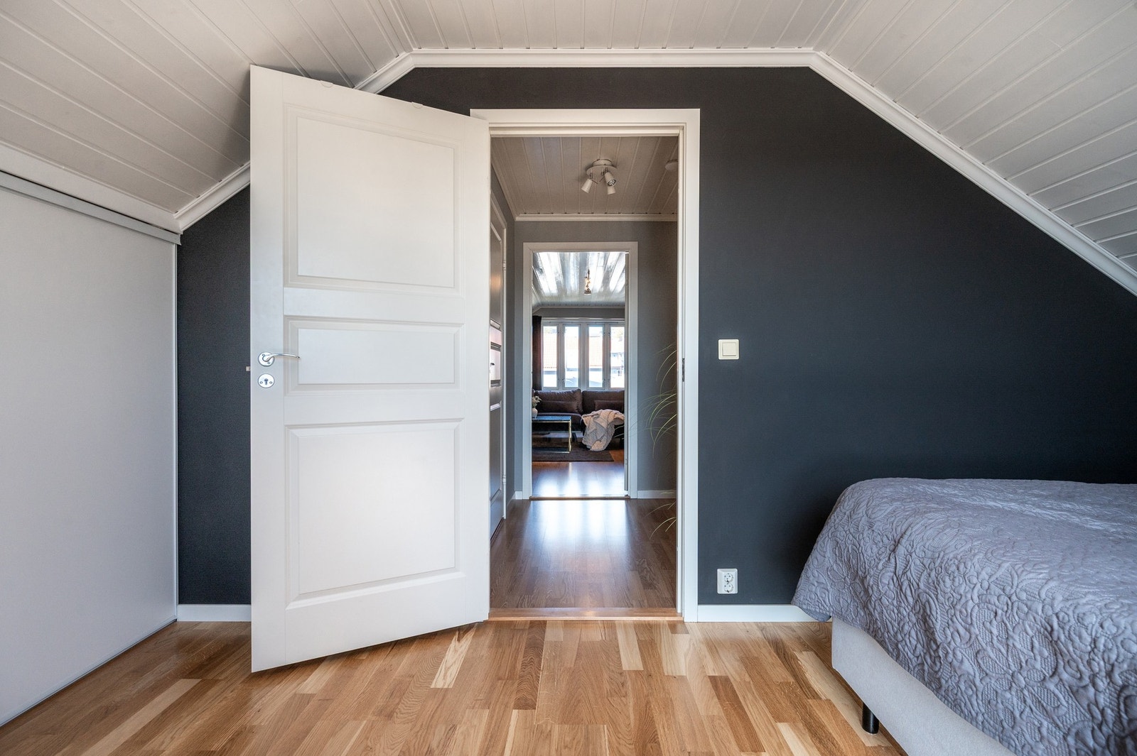 Rommet har skyvedørsgarderobe til venstre. Galleribilde