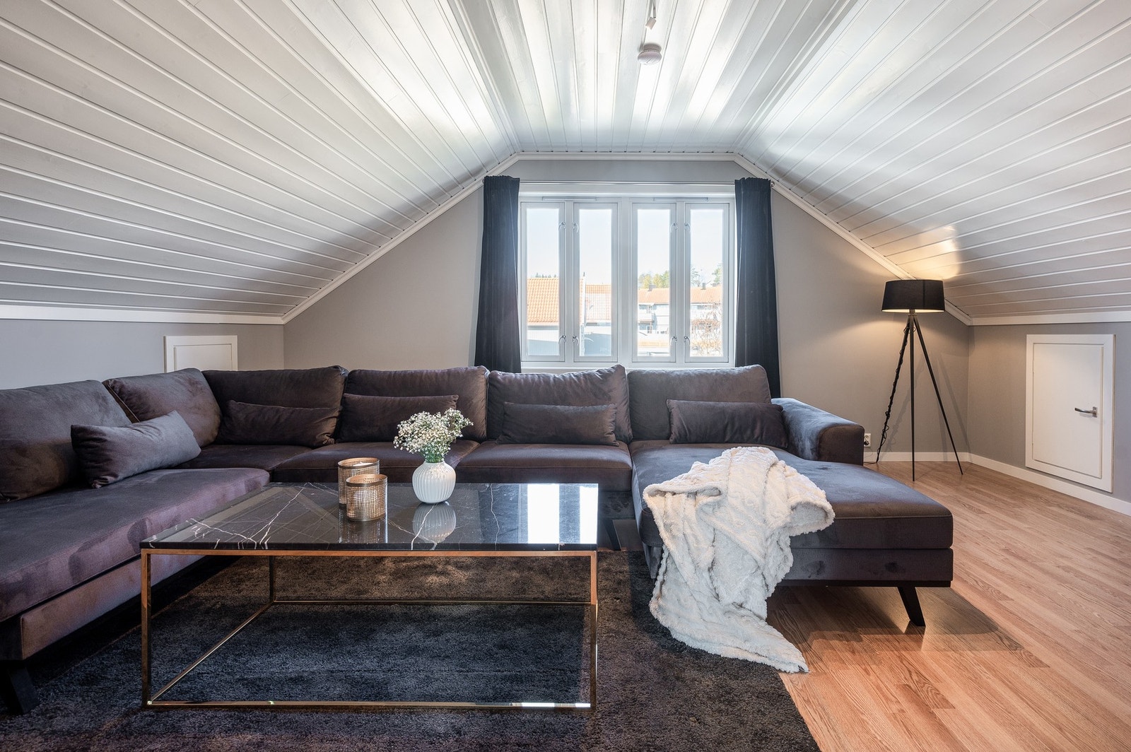 I denne etasjen er det en romslig loftstue som kan innredes etter behov. Galleribilde