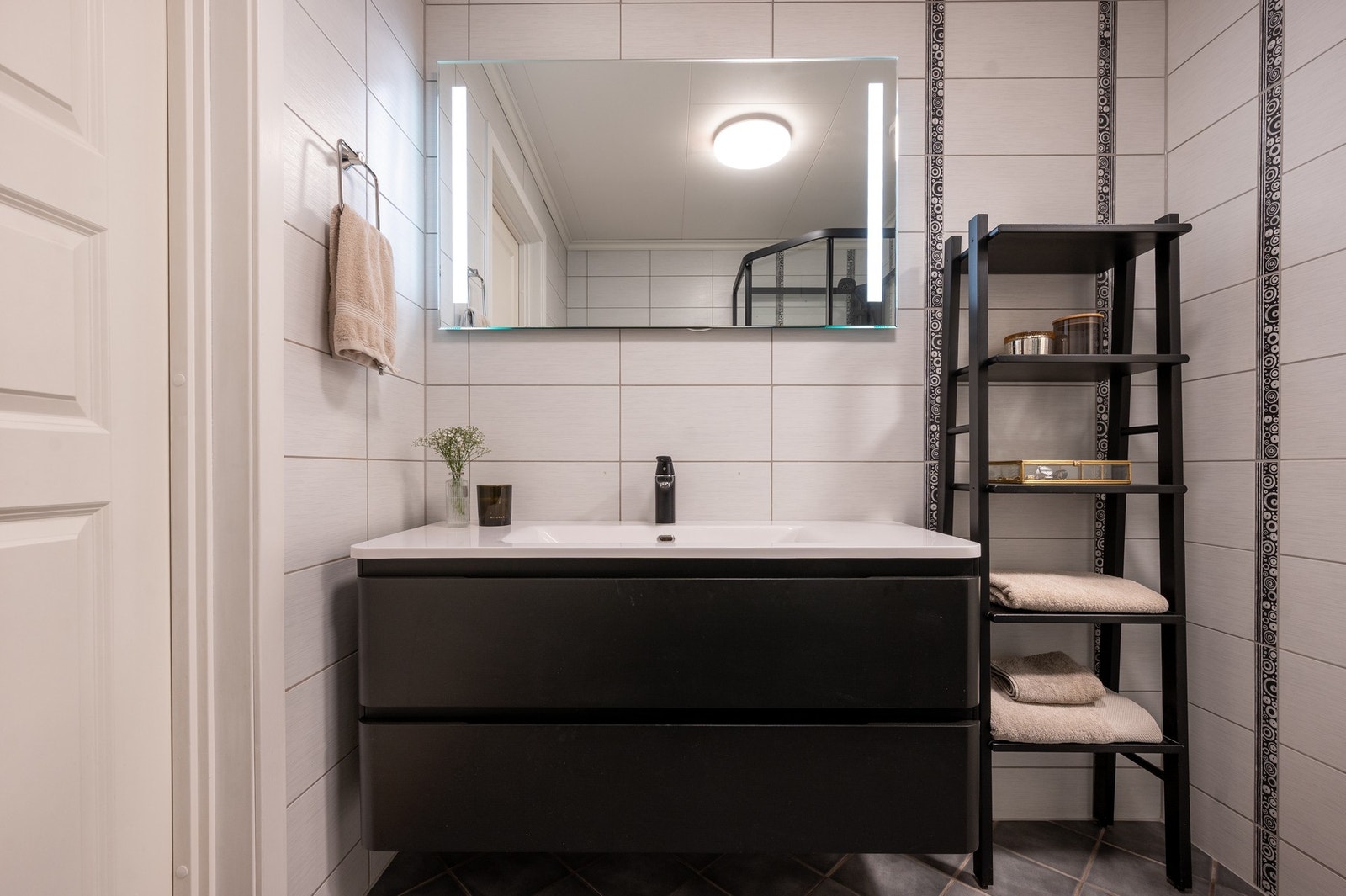 Baderomsinnredningen er ny fra 2020 og dusjkabinettet er byttet ut i 2024. Galleribilde