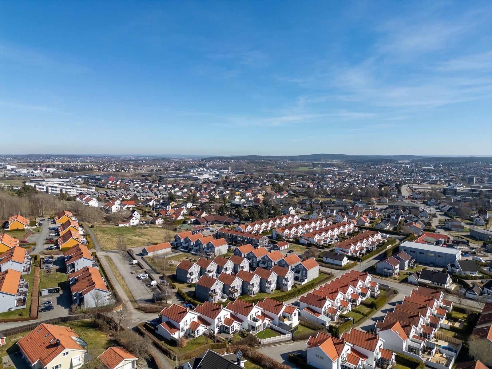 Boligen ligger sentralt i et etablert og familievennlig område på Lisleby, ca. 5 minutters kjøring fra Fredrikstad sentrum Galleribilde