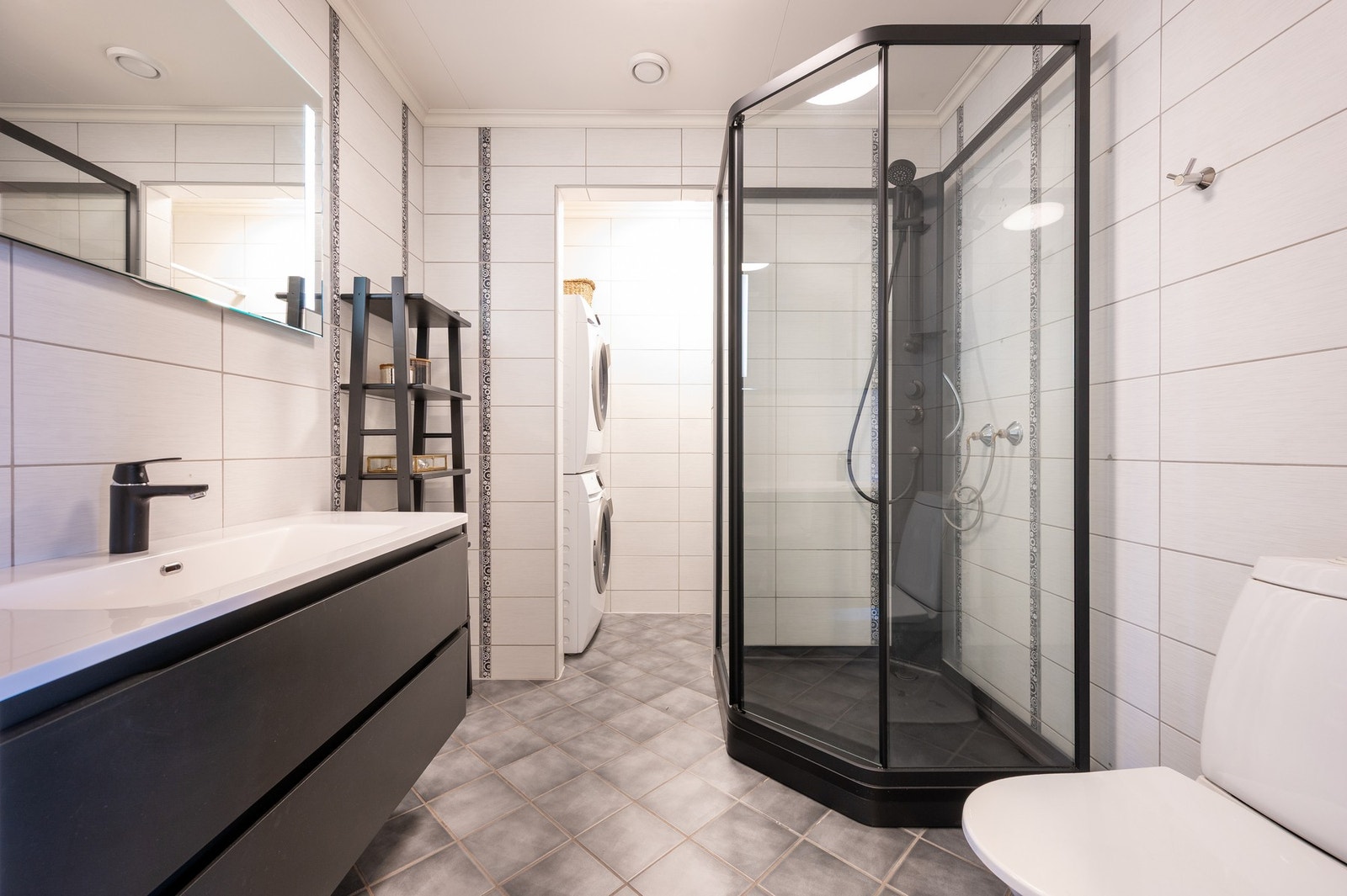 Badet har god plass og egen nisje for vaskemaskinen. Galleribilde