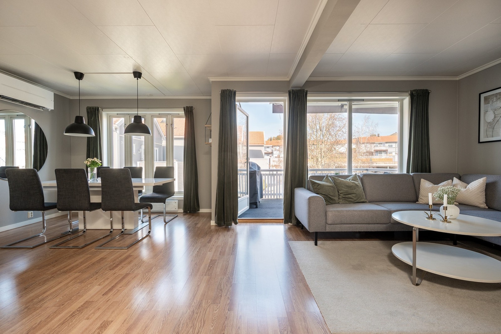 Fra stuen er det utgang til en romslig vestvendt veranda. Galleribilde