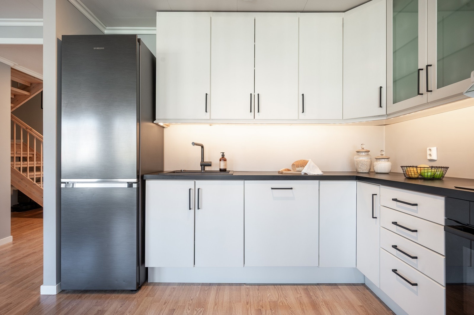 Kjøkkenet er fornyet med nye benkeplater, vask, ny komfyr, induksjonstopp og håndtak. Galleribilde